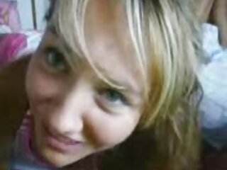 Une adolescente aux nudiste porno cheveux blonds taquine exécute un solo chaud sur sa webcam